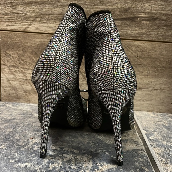 NWT’s Glitterball / mirrorball ankle bootie heels size 5.5 - Picture 4 of 4